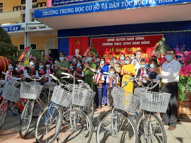 Thứ trưởng Lê Quốc Hùng tặng xe đạp cho học sinh miền núi Thừa Thiên Huế - Ảnh minh hoạ 3