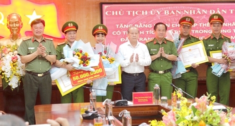 Khen thưởng ban chuyên án đánh sập đường dây ma túy lớn ở Huế