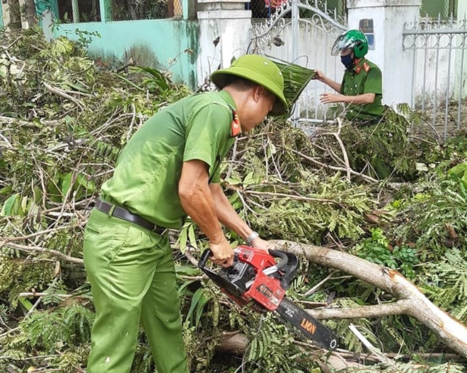 Công an các phường ở TP Huế nỗ lực dọn cây xanh gãy đổ sau bão - Ảnh minh hoạ 6