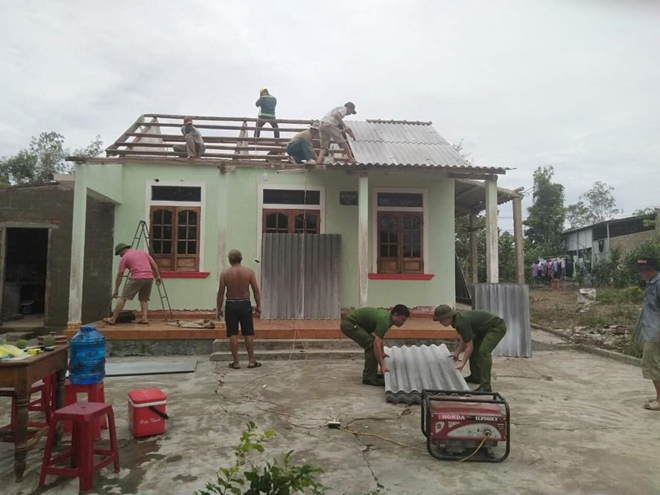 Công an tỉnh Thừa Thiên Huế giúp dân lợp lại mái nhà sau bão số 5 - Ảnh minh hoạ 6