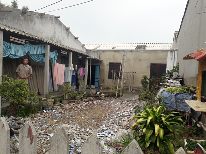 Công an tỉnh Thừa Thiên Huế giúp dân lợp lại mái nhà sau bão số 5 - Ảnh minh hoạ 2