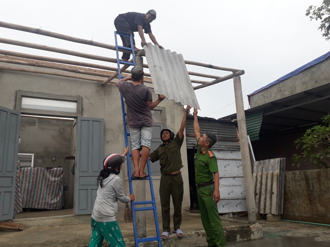 Công an tỉnh Thừa Thiên Huế giúp dân lợp lại mái nhà sau bão số 5 - Ảnh minh hoạ 5