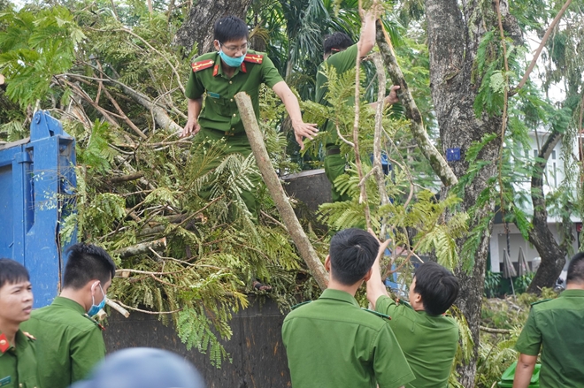 Công an tỉnh Thừa Thiên Huế giúp dân lợp lại mái nhà sau bão số 5 - Ảnh minh hoạ 7