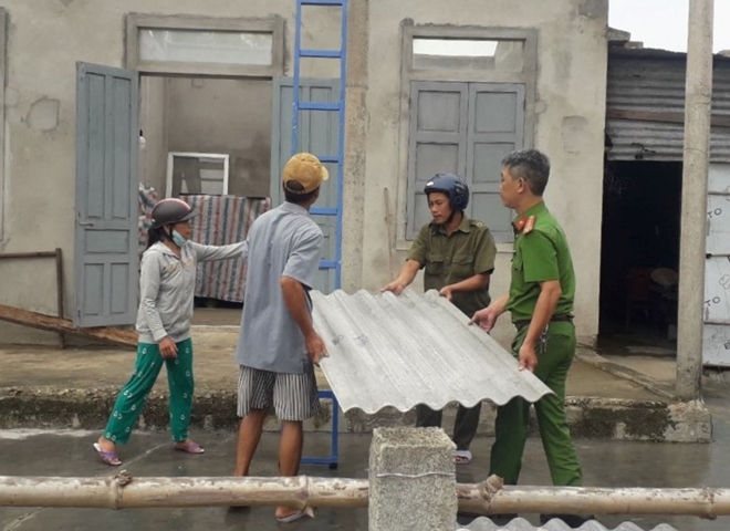 Công an tỉnh Thừa Thiên Huế giúp dân lợp lại mái nhà sau bão số 5 - Ảnh minh hoạ 4