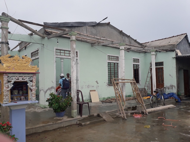 Công an tỉnh Thừa Thiên Huế giúp dân lợp lại mái nhà sau bão số 5