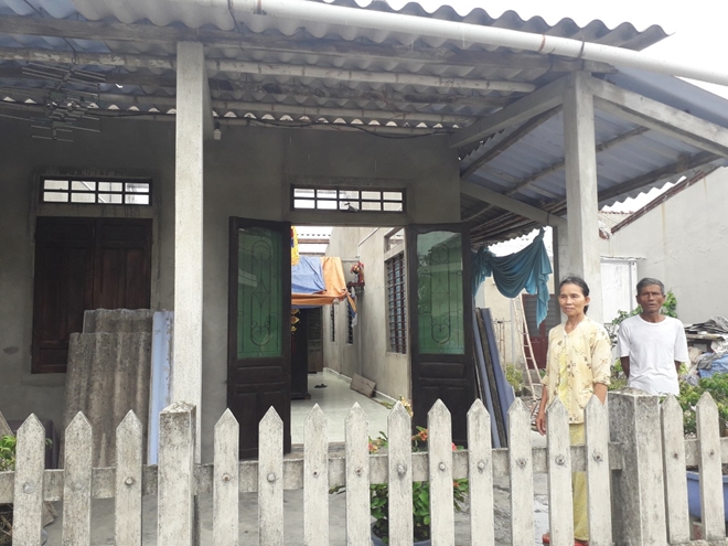 Công an tỉnh Thừa Thiên Huế giúp dân lợp lại mái nhà sau bão số 5 - Ảnh minh hoạ 3