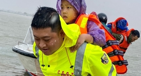 Xúc động hình ảnh lực lượng Công an vượt mưa lũ cứu dân