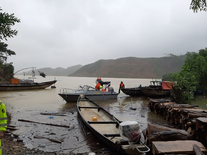 Vượt mưa lũ đưa thi thể nạn nhân thủy điện Rào Trăng 3 trở về - Ảnh minh hoạ 4