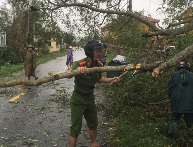Lực lượng Công an giúp dân khắc phục hậu quả bão số 13 - Ảnh minh hoạ 5