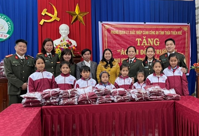 Công an tỉnh Thừa Thiên Huế tặng áo ấm cho học sinh nghèo - Ảnh minh hoạ 3