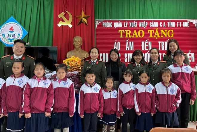 Công an tỉnh Thừa Thiên Huế tặng áo ấm cho học sinh nghèo