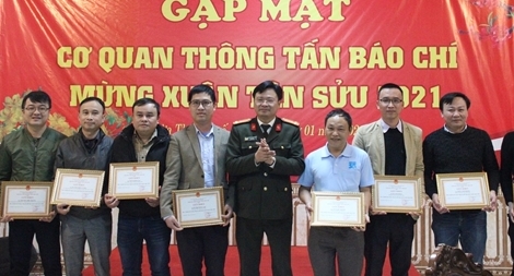 Phóng viên Báo CAND được Công an tỉnh Thừa Thiên Huế tặng giấy khen
