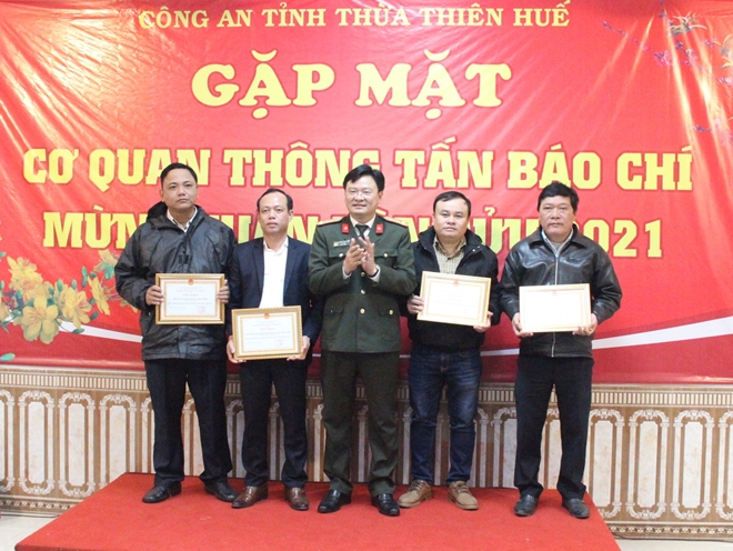 Phóng viên Báo CAND được Công an tỉnh Thừa Thiên Huế tặng giấy khen - Ảnh minh hoạ 2