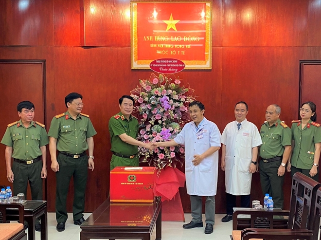 Thứ trưởng Lê Quốc Hùng chúc mừng Bệnh viện Trung ương Huế nhân Ngày Thầy thuốc Việt Nam