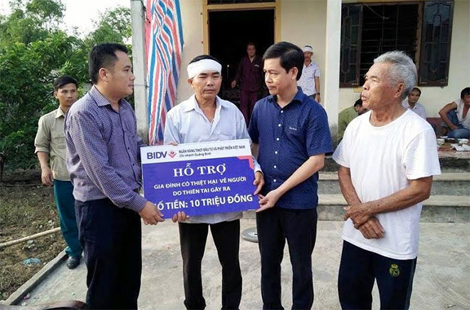 Ngân hàng BIDV Quảng Bình hỗ trợ gần 1 tỷ đồng cho người dân vùng lũ - Ảnh minh hoạ 2