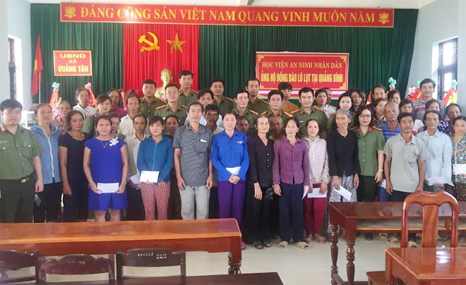 Học viện ANND trao quà cho nhân dân vùng lũ tại Hà Tĩnh, Quảng Bình