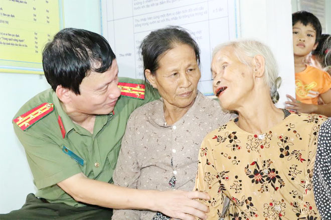 Học viện ANND trao quà cho nhân dân vùng lũ tại Hà Tĩnh, Quảng Bình - Ảnh minh hoạ 6
