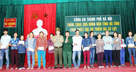 1.000 phần quà đến với người dân vùng lũ huyện Vũ Quang - Ảnh minh hoạ 4