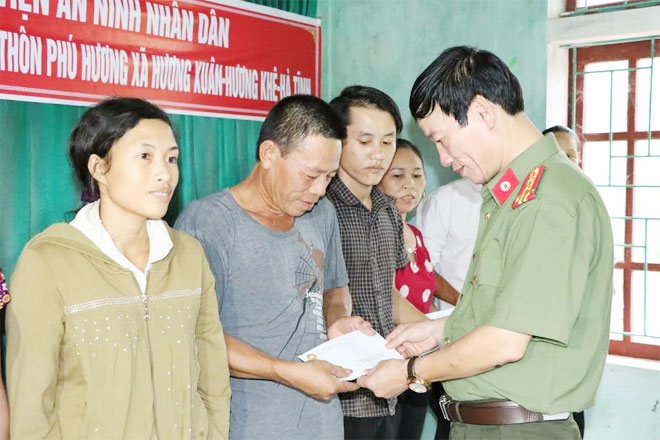 Học viện ANND trao quà cho nhân dân vùng lũ tại Hà Tĩnh, Quảng Bình - Ảnh minh hoạ 7