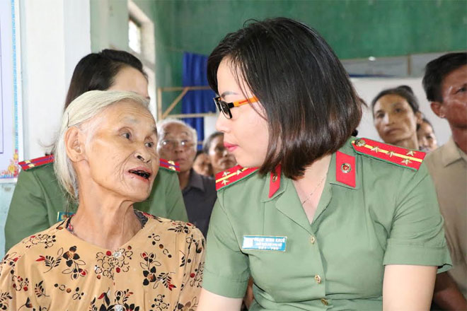 Học viện ANND trao quà cho nhân dân vùng lũ tại Hà Tĩnh, Quảng Bình - Ảnh minh hoạ 4