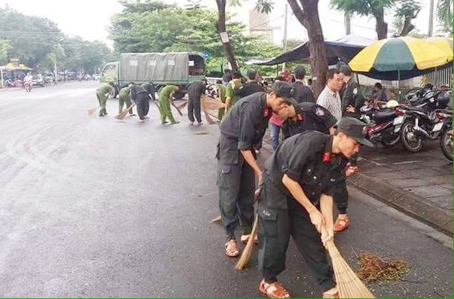 Công an Phú Yên giúp dân khắc phục hậu quả thiên tai mưa lũ - Ảnh minh hoạ 3