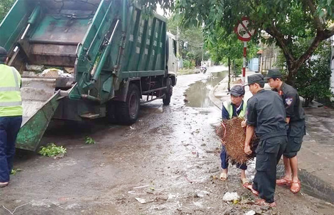 Công an Phú Yên giúp dân khắc phục hậu quả thiên tai mưa lũ - Ảnh minh hoạ 2