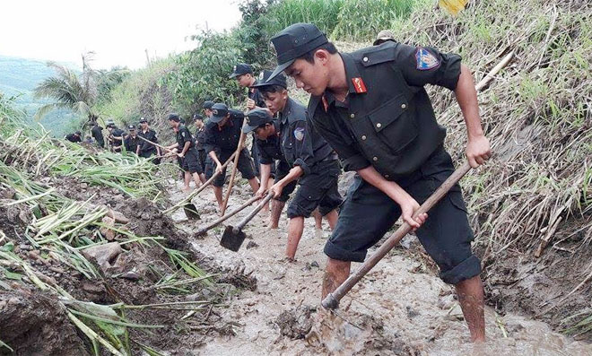 Công an Phú Yên giúp dân khắc phục hậu quả thiên tai mưa lũ - Ảnh minh hoạ 4