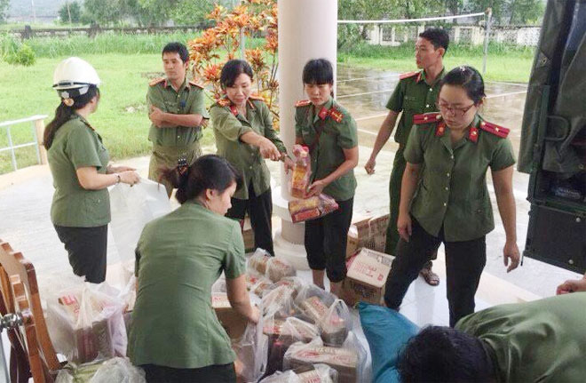 Công an Phú Yên giúp dân khắc phục hậu quả thiên tai mưa lũ - Ảnh minh hoạ 6