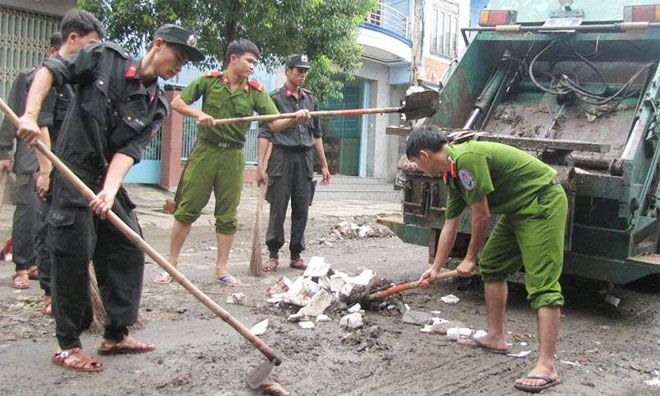 Công an Phú Yên giúp dân khắc phục hậu quả thiên tai mưa lũ - Ảnh minh hoạ 5
