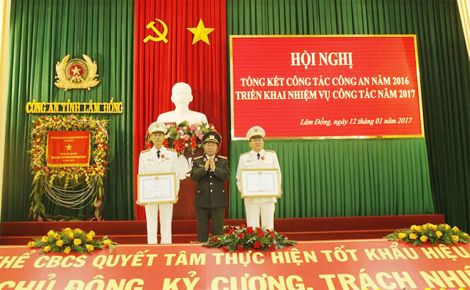 Công an Lâm Đồng năm thứ 2 liên tiếp nhận cờ thi đua của Chính phủ - Ảnh minh hoạ 3