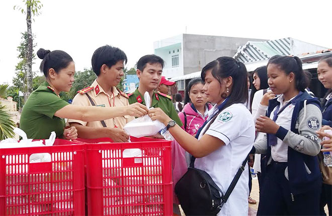 Lực lượng Công an phục vụ cơm miễn phí cho học sinh đi thi - Ảnh minh hoạ 2