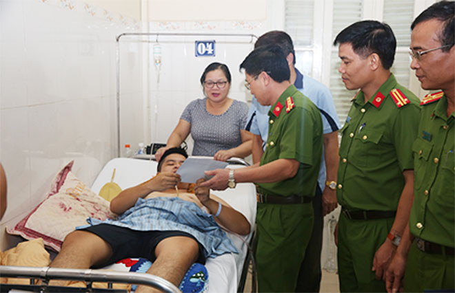 Tổng cục Cảnh sát thăm hỏi chiến sĩ Công an bị thương trong khi làm nhiệm vụ