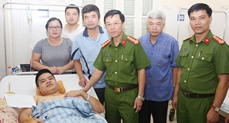 Tổng cục Cảnh sát thăm hỏi chiến sĩ Công an bị thương trong khi làm nhiệm vụ