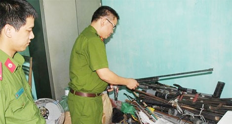 Công an Thừa Thiên - Huế vận động người dân giao nộp nhiều súng tự chế