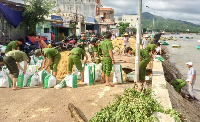 Hơn 230 cán bộ – chiến sĩ Công an Phú Yên giúp dân khắc phục hậu quả thiên tai - Ảnh minh hoạ 3