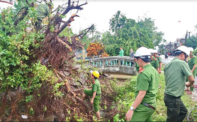 Hơn 230 cán bộ – chiến sĩ Công an Phú Yên giúp dân khắc phục hậu quả thiên tai - Ảnh minh hoạ 2