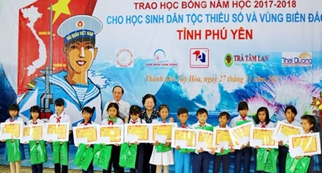 Trao học bổng cho học sinh tại Phú Yên