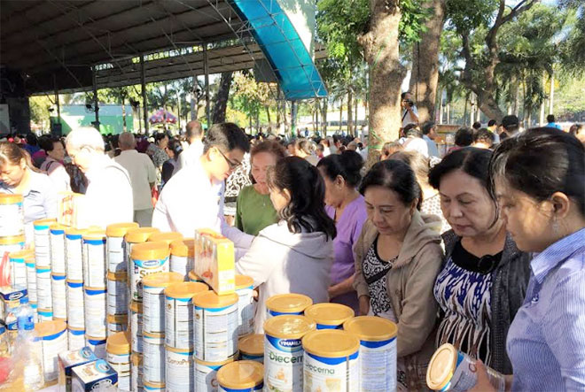 Nhiều người cao tuổi quan tâm đến sản phẩm Sure Prevent của Vinamilk.