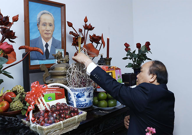 Thủ tướng Nguyễn Xuân Phúc dâng hương tưởng nhớ Thủ tướng Phạm Văn Đồng - Ảnh: TTXVN