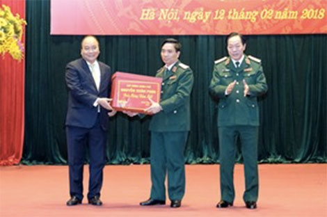 Thủ tướng Nguyễn Xuân Phúc tặng quà cán bộ, chiến sĩ Bộ Tư lệnh Thủ đô Hà Nội nhân dịp năm mới - Ảnh: VGP/Quang Hiếu