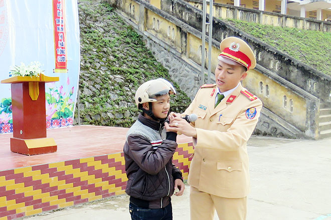 Tuyên truyền an toàn giao thông bằng tiếng dân tộc thiểu số ở Cao Bằng
