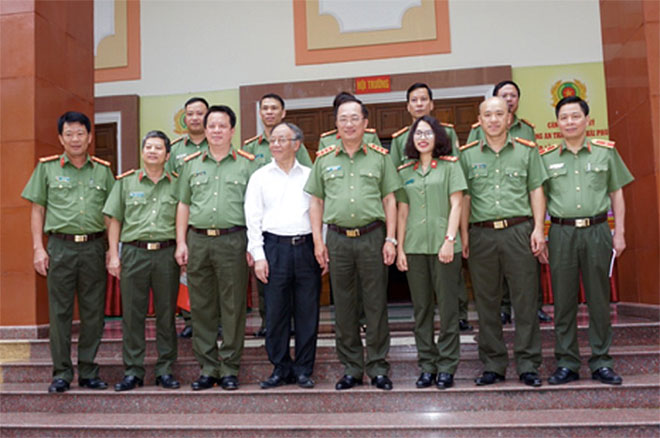 Triển lãm sách “Chủ tịch Hồ Chí Minh với Công an nhân dân” - Ảnh minh hoạ 3