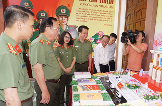 Triển lãm sách “Chủ tịch Hồ Chí Minh với Công an nhân dân” - Ảnh minh hoạ 2