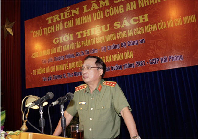 Triển lãm sách “Chủ tịch Hồ Chí Minh với Công an nhân dân”