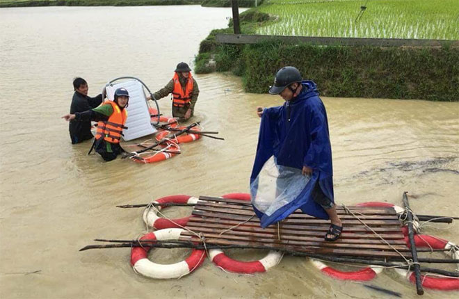 Công an bám địa bàn, giúp nhân dân trong mưa lũ - Ảnh minh hoạ 5