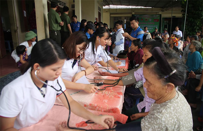 Đoàn thanh niên Bộ Công an khám, phát thuốc miễn phí tại Nghệ An