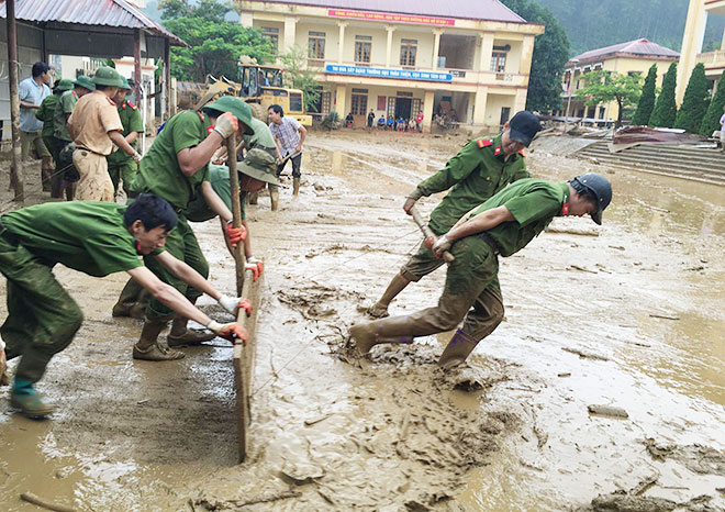 Gần 1.000 CBCS Công an giúp dân khắc phục hậu quả cơn bão Sơn Tinh
