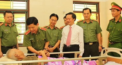 Thứ trưởng Nguyễn Văn Sơn thăm Trung tâm điều dưỡng thương binh Duy Tiên và Kim Bảng