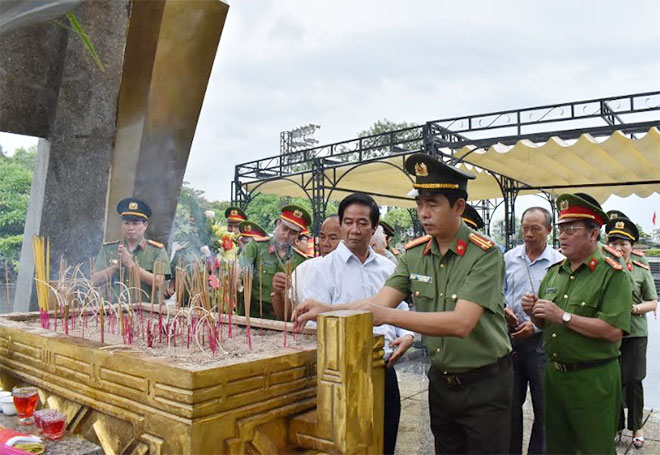 Đoàn đại biểu Công an tỉnh Ninh Bình về nguồn tại tỉnh Quảng Trị1