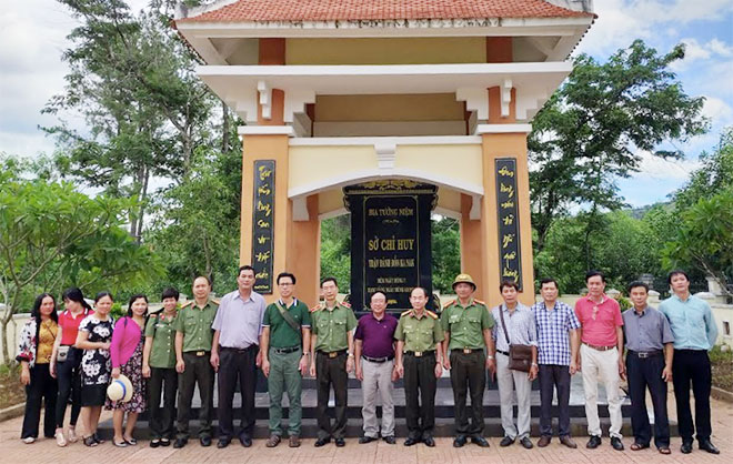 Đoàn công tác Báo CAND dâng hương Nghĩa trang liệt sĩ huyện KBang - Ảnh minh hoạ 3